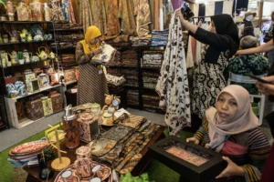 Sandiaga Harap UMKM Jadi Tuan Rumah di Negeri Sendiri Meski Daya Beli Melemah