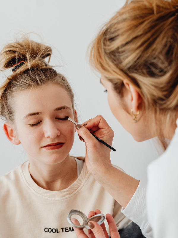 MAKE UP
