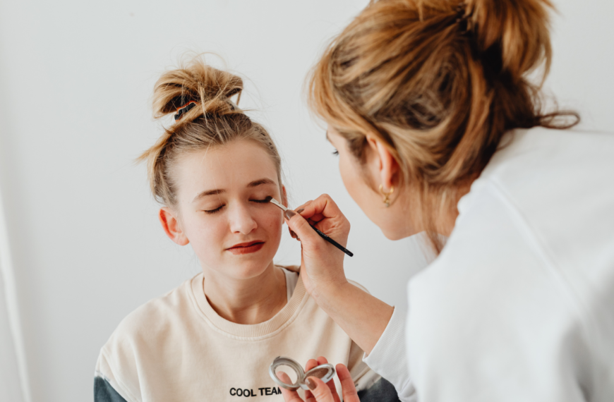 MAKE UP