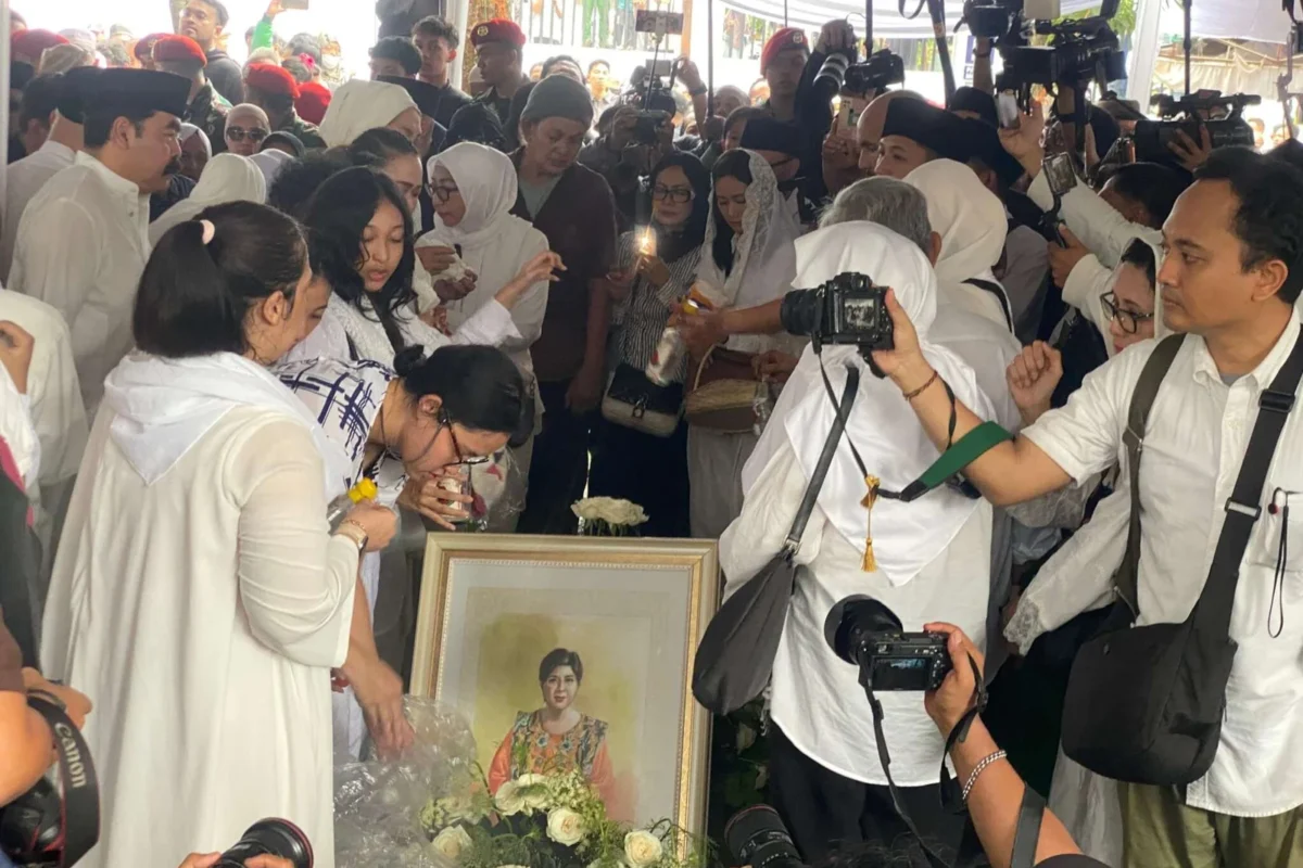 Penuh Haru, Ribuan Pelayat Antar Jenazah Titiek Puspa&hellip;