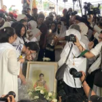 Penuh Haru, Ribuan Pelayat Antar Jenazah Titiek Puspa di TPU Tanah Kusir