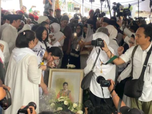 Penuh Haru, Ribuan Pelayat Antar Jenazah Titiek Puspa di TPU Tanah Kusir