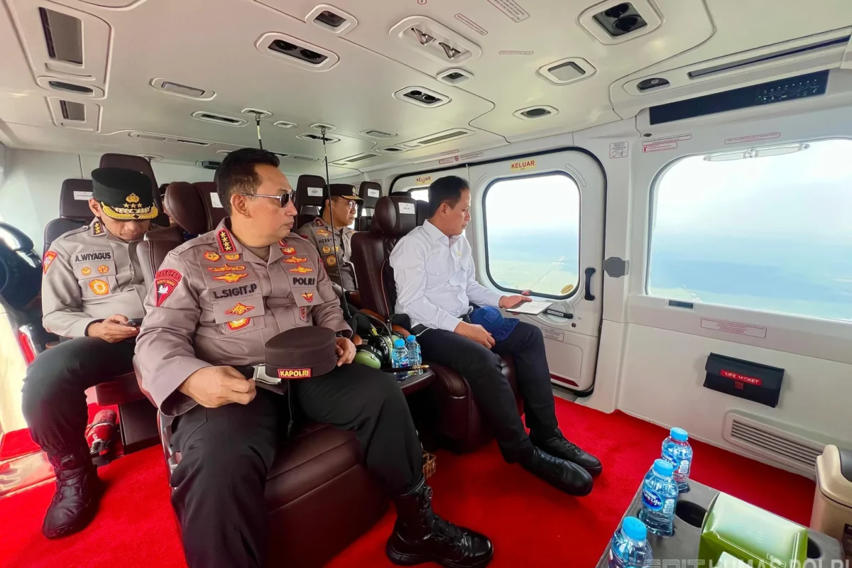 Kapolri Tinjau Langsung Penanganan Karhutla Riau dari Udara
