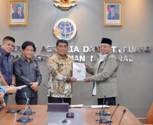 Serahkan Persub RTRW kepada Gubernur Sulawesi&hellip;