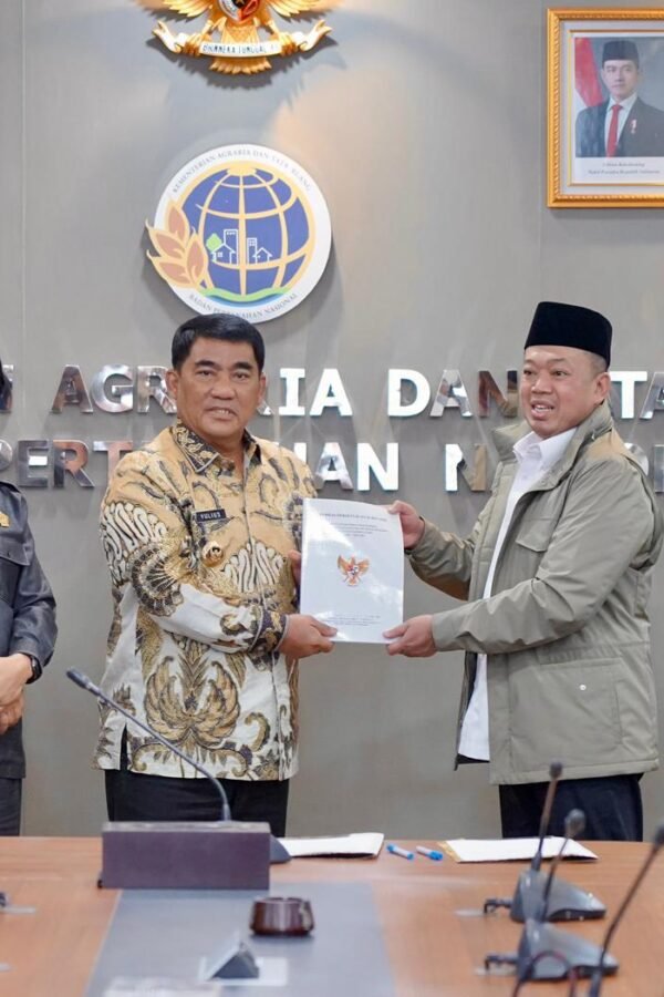 Serahkan Persub RTRW kepada Gubernur Sulawesi Utara, Menteri&hellip;