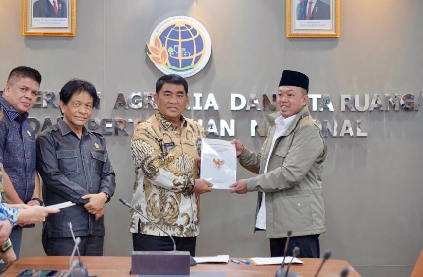 Serahkan Persub RTRW kepada Gubernur Sulawesi Utara, Menteri&hellip;