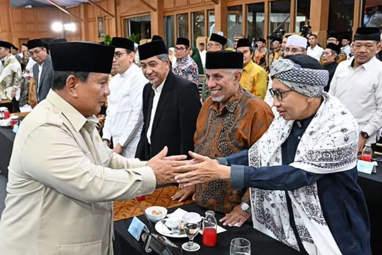 Presiden Prabowo Subianto bertemu kiai dan tokoh organisasi Islam di Istana Kepresidenan Jakarta membahas geopolitik global.