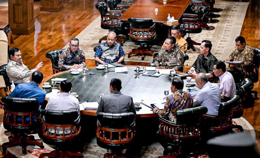 Presiden Prabowo Subianto memimpin rapat strategis di Hambalang membahas pembangunan kampus STEM dan kesiapan mudik Lebaran.