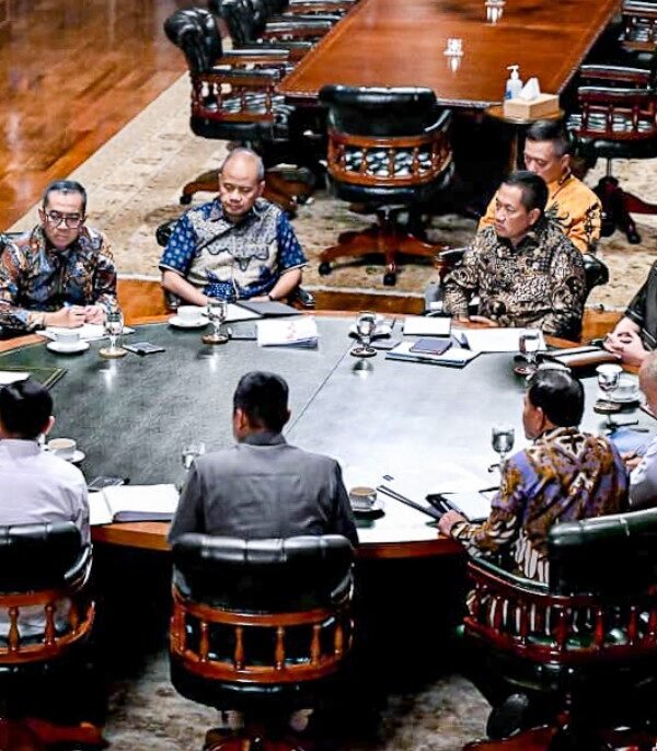 Presiden Prabowo Subianto memimpin rapat strategis di Hambalang membahas pembangunan kampus STEM dan kesiapan mudik Lebaran.