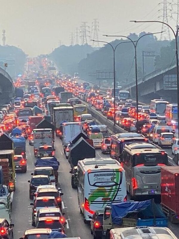 Mudik Memuncak: Tol dan Stasiun Padat, Ribuan Pemudik&hellip;