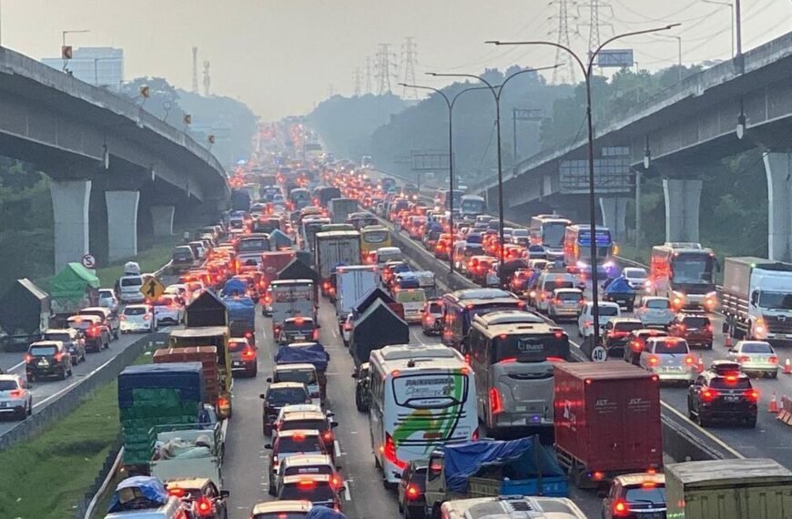 Mudik Memuncak: Tol dan Stasiun Padat, Ribuan Pemudik&hellip;