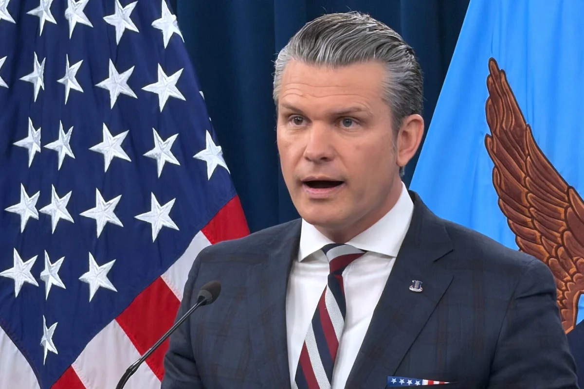 Menteri Pertahanan AS Pitt Hexet memberikan keterangan pers di depan mikrofon terkait investigasi operasi militer di Iran yang memicu mosi pemakzulan oleh anggota DPR Amerika Serikat di Washington D.C.