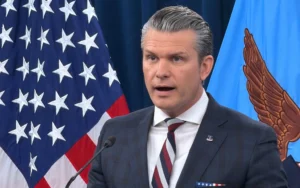 Menteri Pertahanan AS Pitt Hexet memberikan keterangan pers di depan mikrofon terkait investigasi operasi militer di Iran yang memicu mosi pemakzulan oleh anggota DPR Amerika Serikat di Washington D.C.