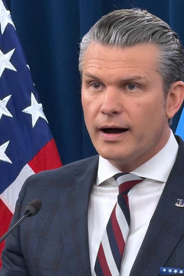 Menteri Pertahanan AS Pitt Hexet memberikan keterangan pers di depan mikrofon terkait investigasi operasi militer di Iran yang memicu mosi pemakzulan oleh anggota DPR Amerika Serikat di Washington D.C.