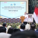 DKI Jakarta HUT ke-499, Wamen Ossy Serahkan 499 Sertipikat ke Gubernur Pramono Anung