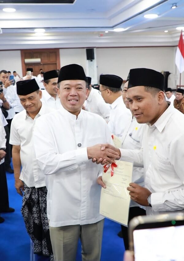 Serahkan 243 Sertipikat Tanah Wakaf di Jawa Tengah,&hellip;