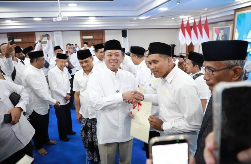 Serahkan 243 Sertipikat Tanah Wakaf di Jawa Tengah,&hellip;