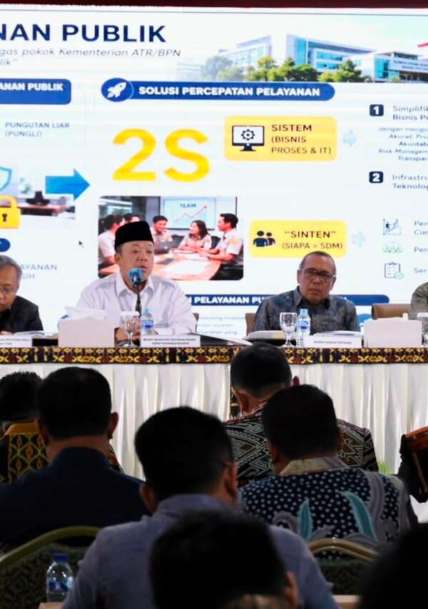 Beri Pengarahan Soal Layanan di Kanwil BPN Provinsi…