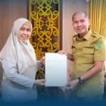 WUJUDKAN KEPASTIAN HUKUM ASET DAERAH, KANTAH PPU SERAHKAN SERTIPIKAT ASET PEMERINTAH KE BKAD PPU