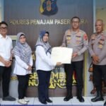 DUKUNG KEPASTIAN HUKUM ASET NEGARA, KANTAH KAB PPU SERAHKAN SERTIPIKAT ASET MILIK KEPOLISIAN RESOR PPU