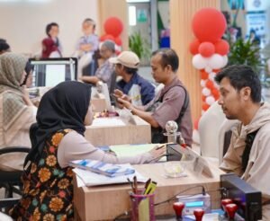 Di Tengah Kesibukan, Warga Manfaatkan PELATARAN…
