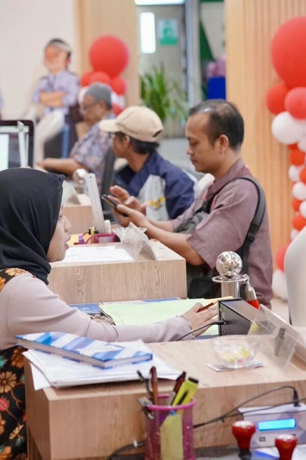 Di Tengah Kesibukan, Warga Manfaatkan PELATARAN untuk Urusan…